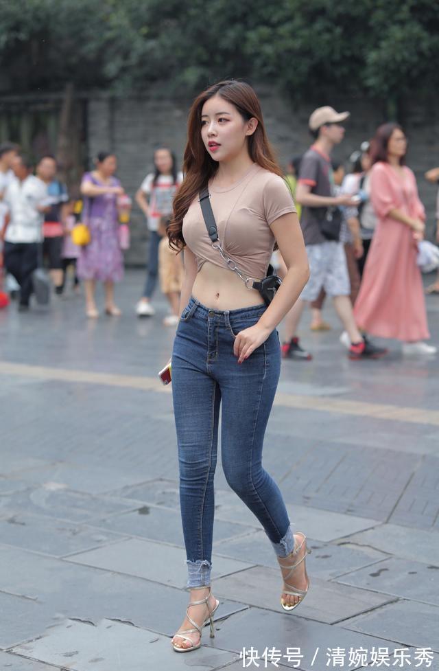 小姐姐 吊带上衣搭配牛仔裤,凸显身材让人眼前一亮