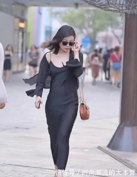 高跟鞋 美女在大街上走,完全不认识,这件衣服真漂亮!