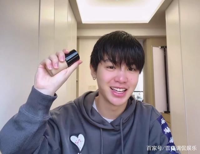 替代品 黄明昊录化妆vlgo,擦粉底液时没找到美妆蛋,看到替代品:长见识