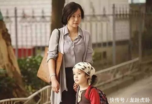 地铁|小男孩和妈妈坐地铁，妈妈太累睡着了，小男孩的举动让人羡慕