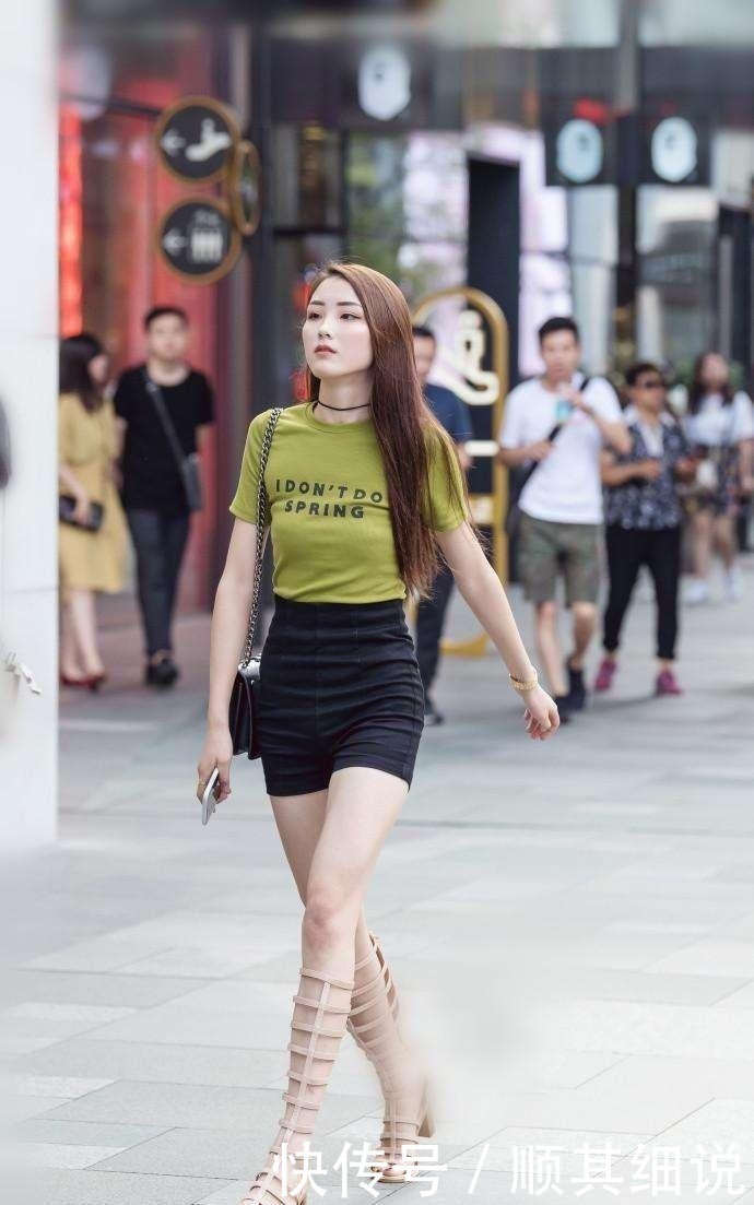 白色吊带搭配百褶裙,配上拖鞋看起来更可爱!