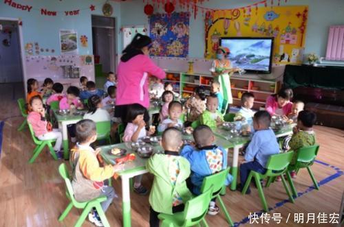 宝妈|4岁女儿突然说屁屁痒，宝妈看到幼儿园老师发的照片，让园方道歉
