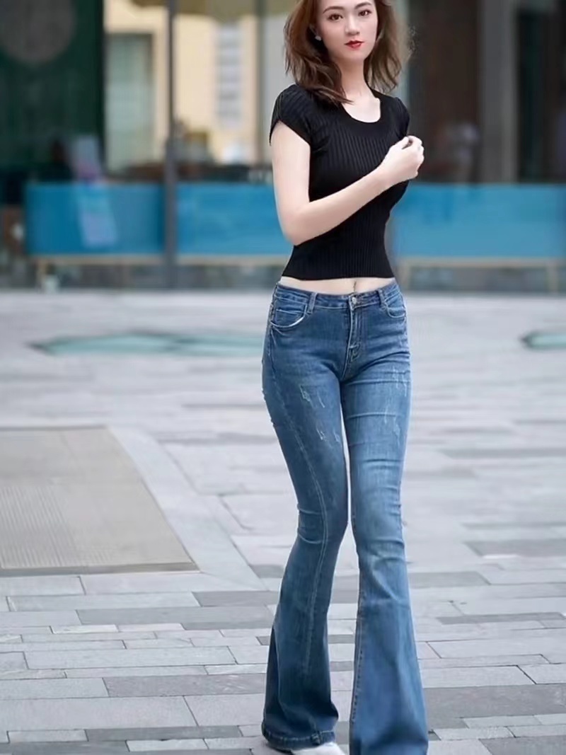 修身 靓丽小姐姐修身牛仔裤,这样穿搭清爽显身材,优雅迷人充满青春活力!