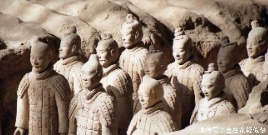 秦始皇的兵马俑中,为何每两排兵马俑,中间都有一个长条形的土堆!