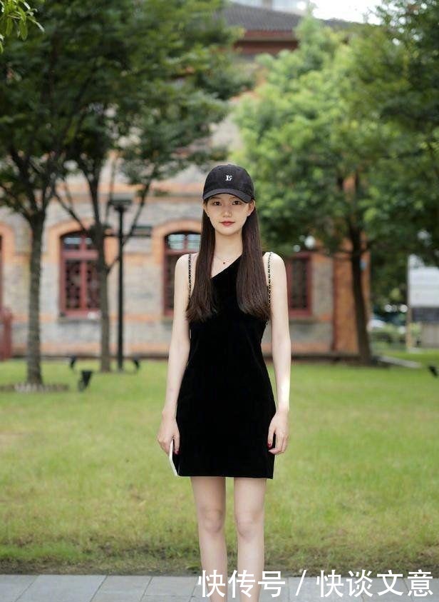 街拍美女:条纹设计的抹胸上衣,凸显身材曲线的效果非常好