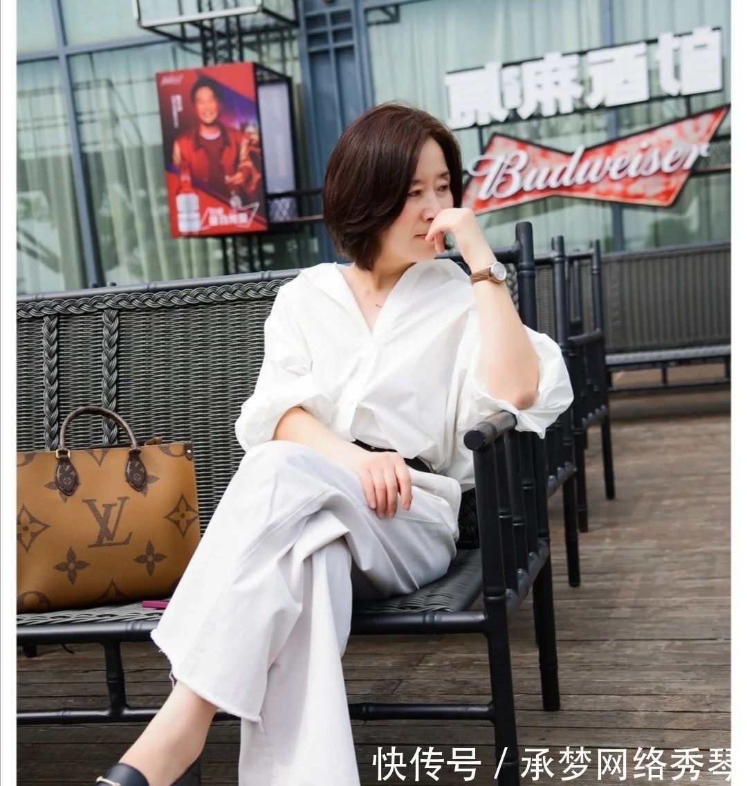 卡其色 五十多岁的女人,要学会这三种搭配技巧,即使没有高颜值也很出彩