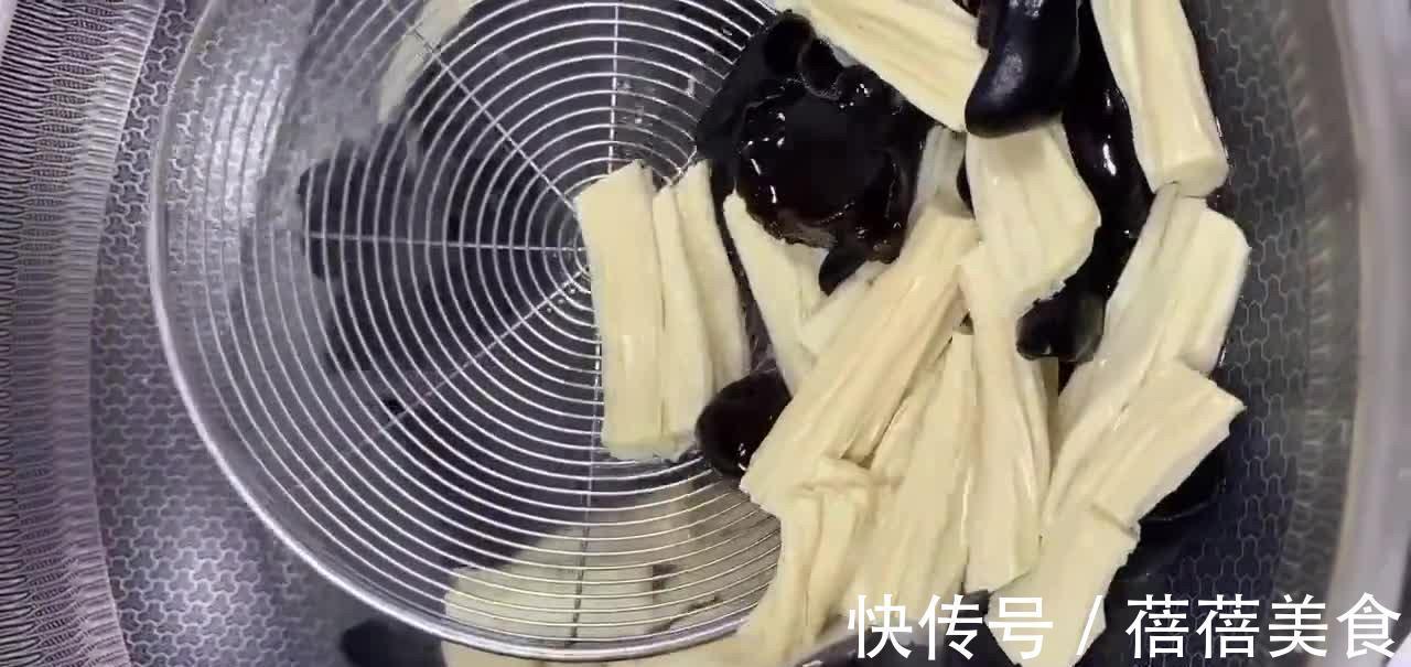 油麦菜木耳炒腐竹，鲜嫩爽脆油润鲜香，冬天吃既应景又营养美味