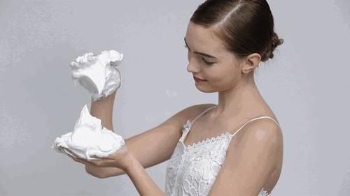 皮肤|刚打湿脸就急着抹洗面奶？难怪皮肤差还长痘，80%的人都在犯！