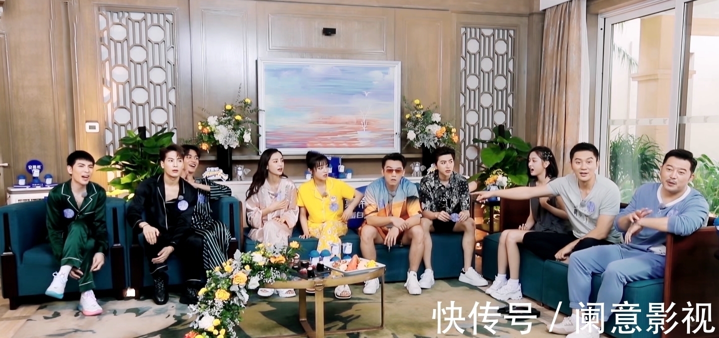 baby吴宣仪玩游戏摔倒,一旁李晨的反应太真实,常驻与飞行的区别