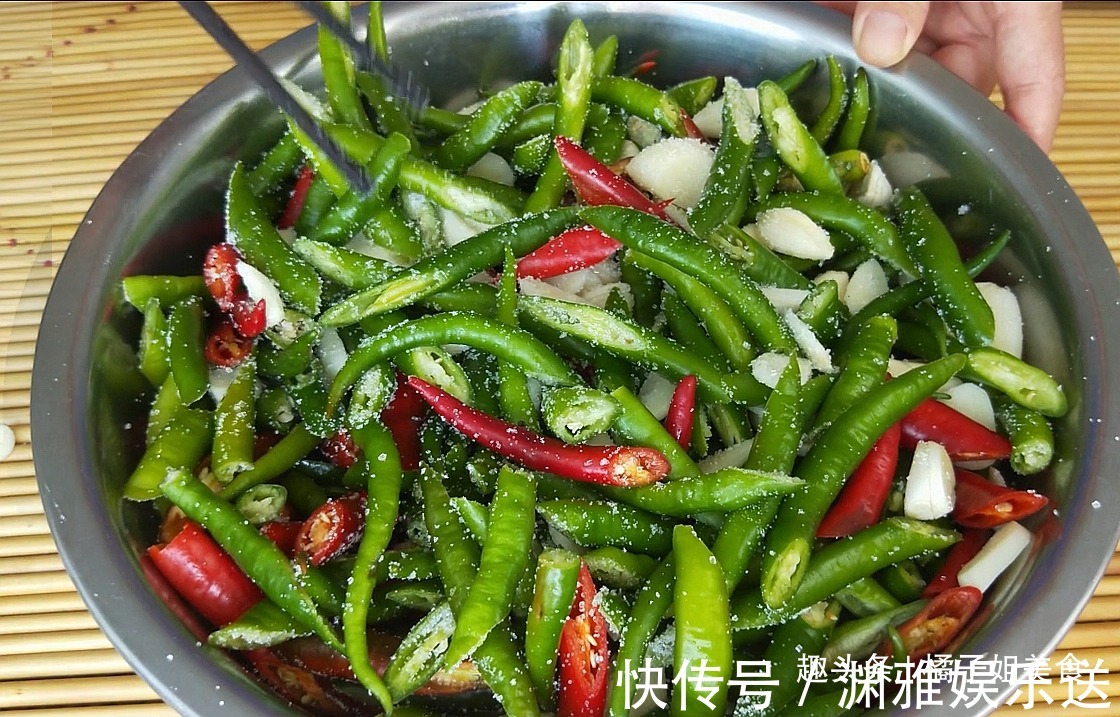 我家辣椒从来不炒，2斤辣椒3头大蒜，秘制一做，一顿多吃2碗米饭