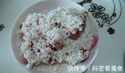 “糯米蒸排骨”做的时候不要提前焯水,学会这招,排骨不腥也不柴