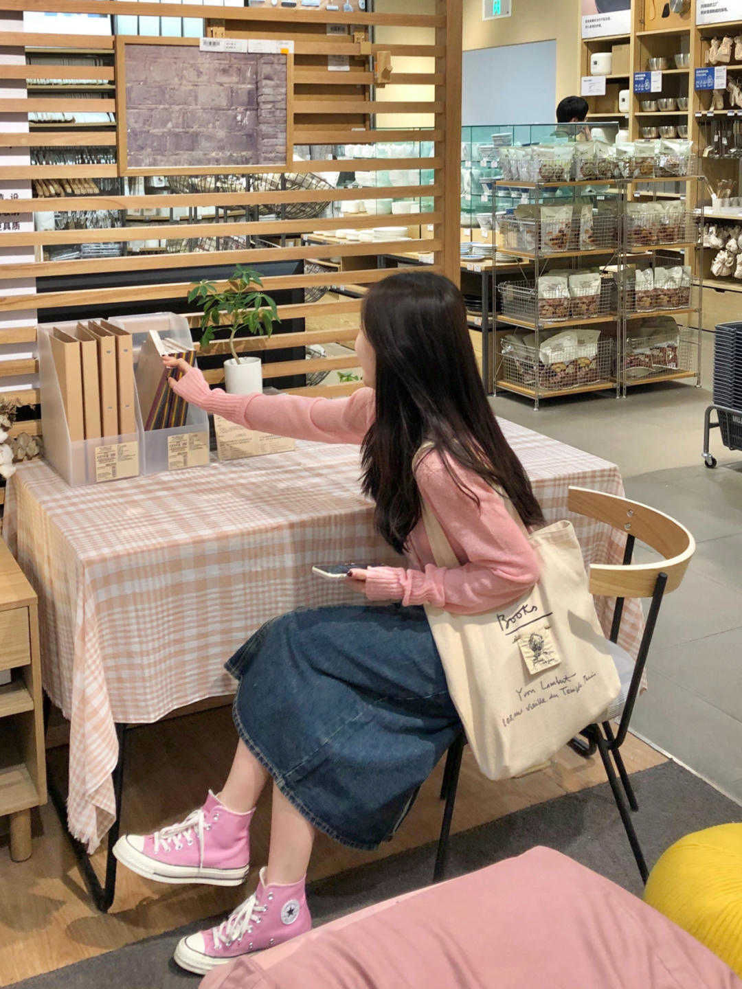 风衣|终于明白小个子的“穿搭精髓”，印花上衣搭配牛仔裤，显高显瘦