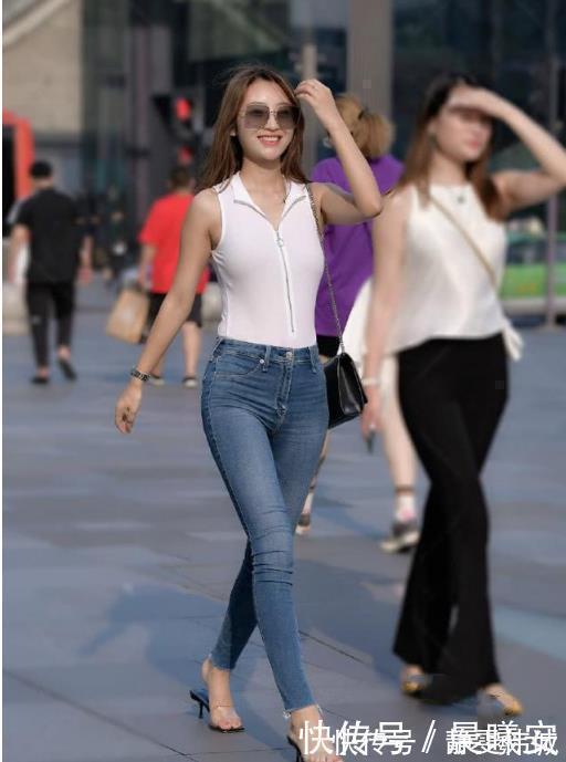 汗马功劳|紧身收腹的“无痕”牛仔裤,为长腿细腰立下汗马功劳