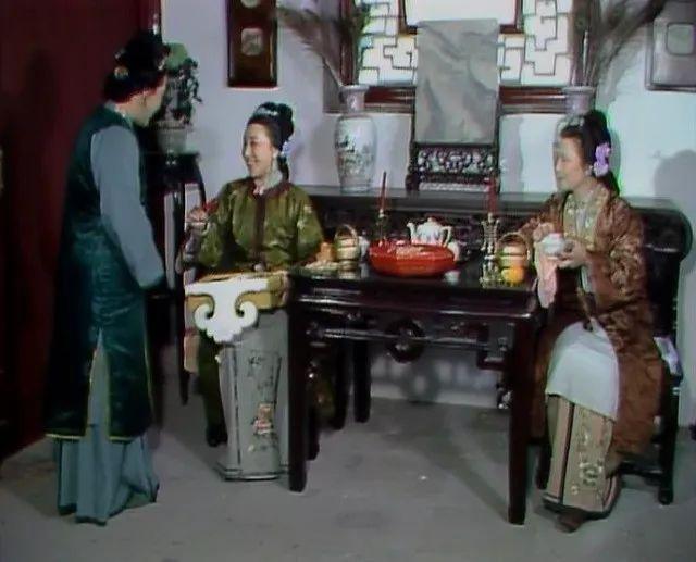 薛姨妈&难怪黛玉要把宫花扔给周瑞家的,你看薛姨妈说了些什么