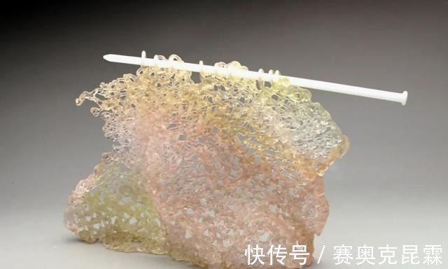 色彩#她是用玻璃雕塑“织毛衣”的第一人,这质感极其逼真!手太牛逼了
