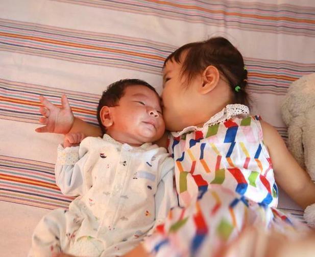 夫妻俩|“二胎家庭”不出20年,就会碰上4个现实问题,你有心理准备吗