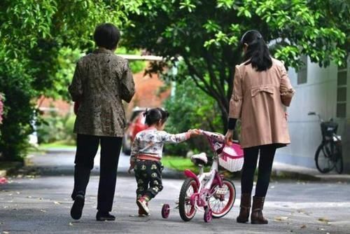 外婆|龙凤胎一个交给奶奶养，一个交给外婆养，几年后差距竟然如此大