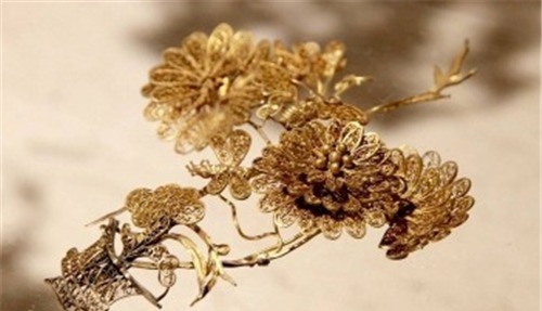 清官裹草席下葬,盗墓贼不屑一顾,300年后农民却挖出座金山