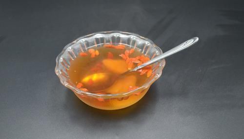 生姜和枸杞一起泡水喝,作用真厲害,解決了很多男人女人的困擾