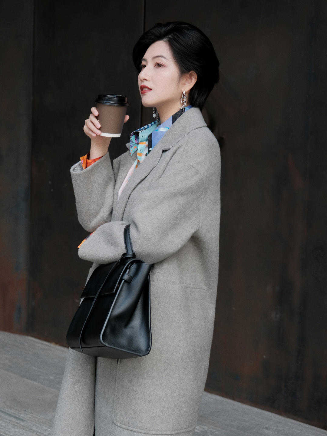 时髦 今年流行“大衣+靴子”，保暖时髦又有气场，冬天穿刚刚好