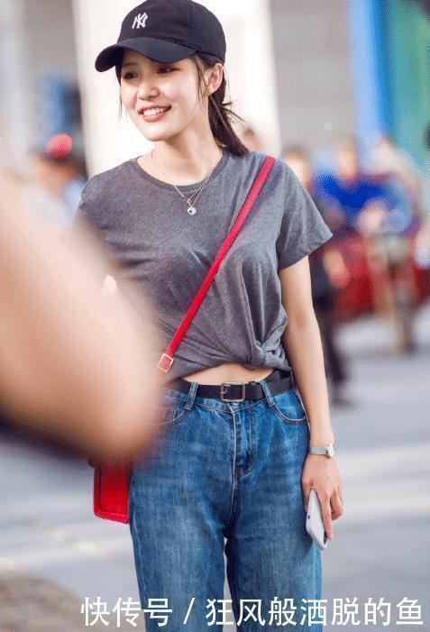 灰色上衣搭配牛仔裤,温柔似水,甜美又好看