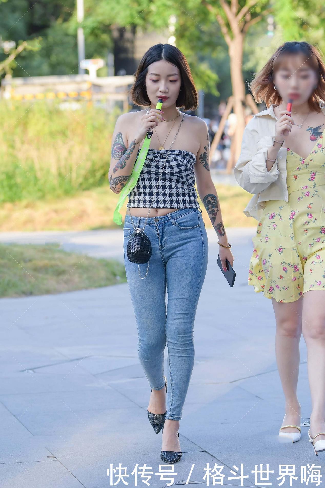 经典|经典的黑白格子设计的上衣,搭配牛仔裤休闲又时尚