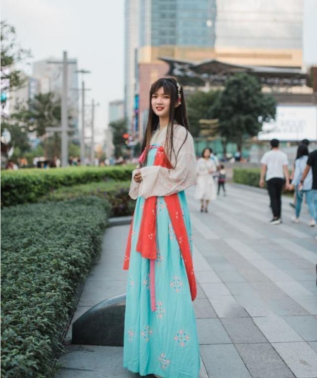 简洁|街拍:身材高挑气质不凡的姐妹花,休闲装的搭配简洁又唯美