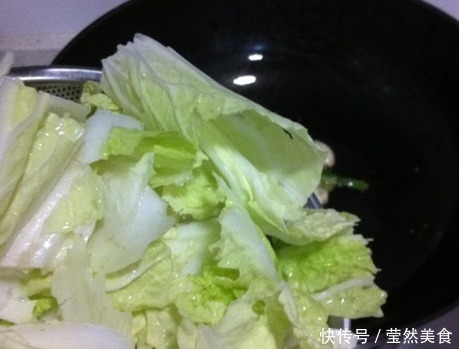 炒白菜时,直接下锅炒是不对的,牢记1点,白菜脆爽入味还好吃