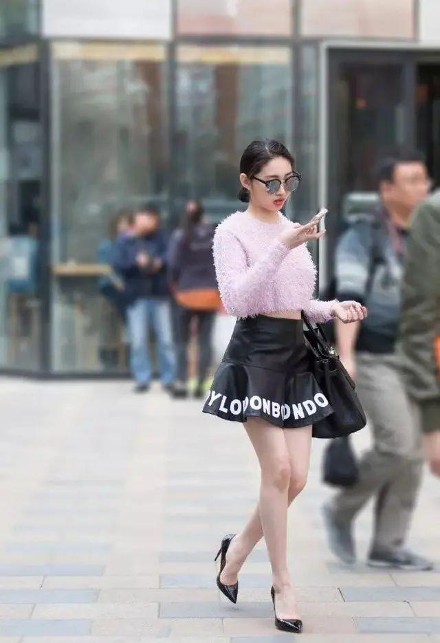 街拍：拥有成熟婉约气质，走在街头的美女，尽显青春靓丽