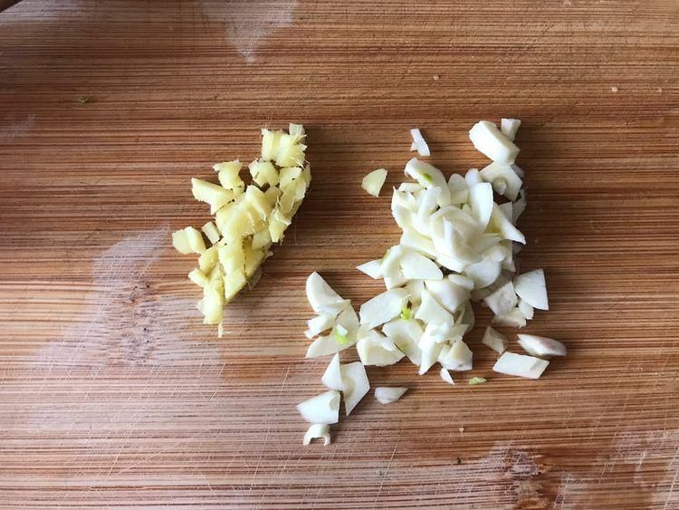 芦笋搭配虾仁，简单炒一炒，清新鲜美，营养好吃