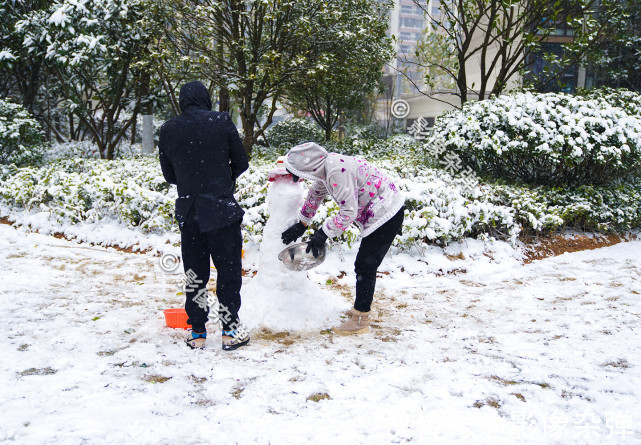 长沙|长沙下雪了，大人孩子堆雪人打雪仗“玩嗨”了，市民感叹雪真大！