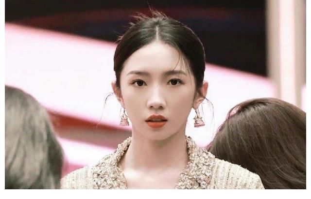 孟美岐未现身金鸡奖开幕式,既没有演出也没有出席,现状令人担忧