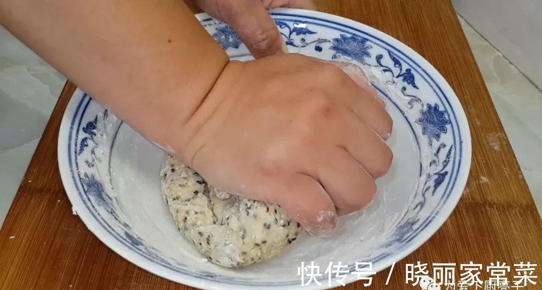 松软|芝麻饼干新做法,锅里一烙,松软香甜不加油,没烤箱也能一次成功