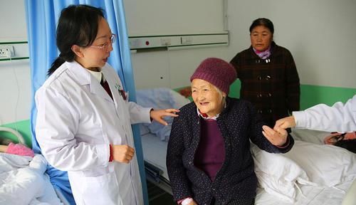 当身体这3处表现“亮红灯”，或是尿毒症找上门
