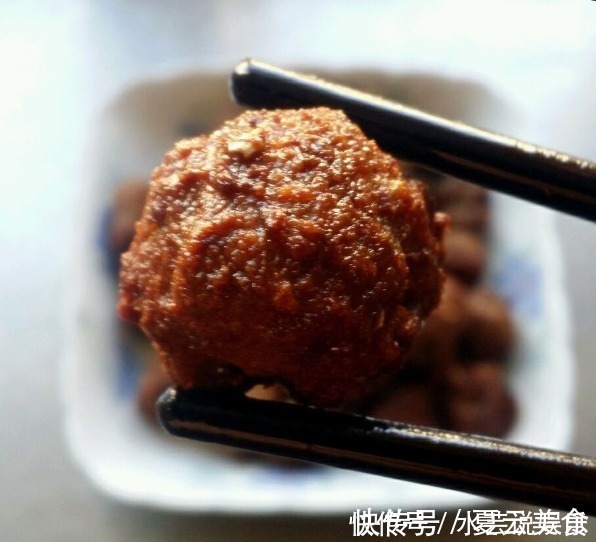 炸丸子,加淀粉是大错!外婆教我加点它,金黄酥脆,鲜嫩不油腻!