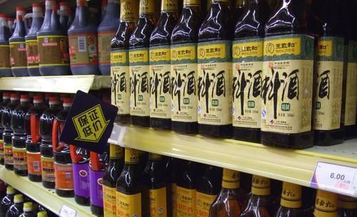 买料酒，别管贵贱，看准配料表上第一味料，是不是好料酒一看便知