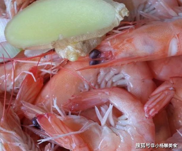  吃起来|教你煮虾，无论煮什么虾，这一步不能少，否则虾又腥又柴