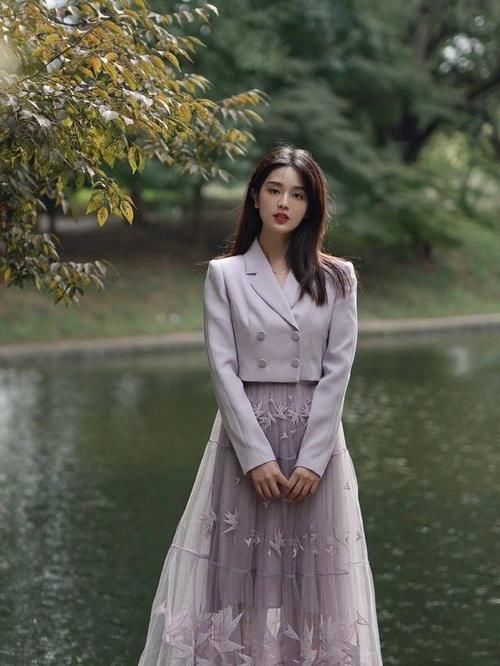 简单即是美，让人意外的同色西装配纱裙，搭在一起超时髦