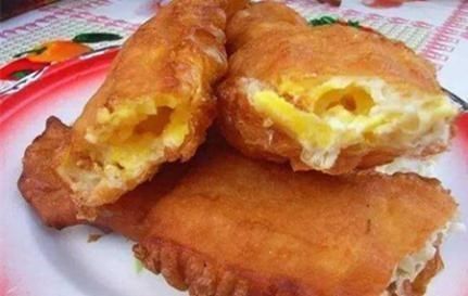 豪车|90后小伙摆摊卖“祖传”小吃,足料5块一份,顾客开豪车前来购买