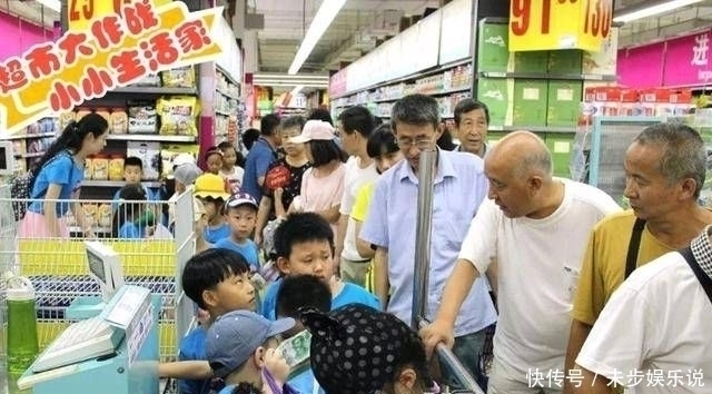 售货员|这个4岁的男孩在超市什么也没买,但他的衣服鼓鼓的店员打开门时感到奇怪和窒息