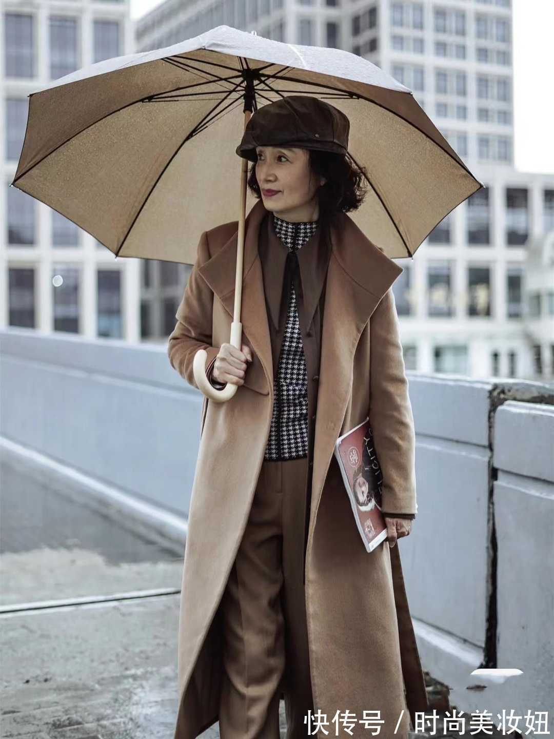 打底裤 五六十岁的女人,冬季可以多穿长大衣,优雅减龄还高级洋气