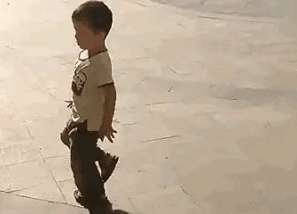 搞笑|搞笑GIF：少年这是三级跳比赛，不是跑步比赛，原谅我不厚道的笑了。