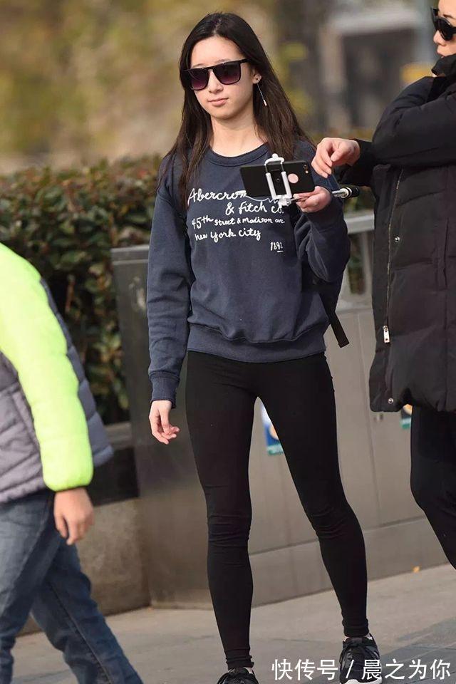 美女 -紧身打底裤美女,舒展出优美的腿部线条,凸显时尚美观的女人魅力