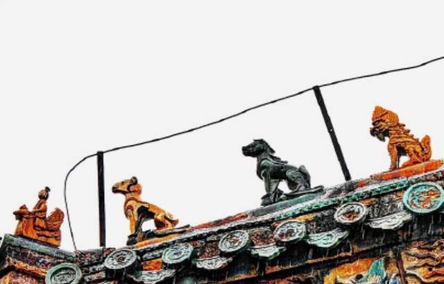 檐脊!沈阳故宫崇政殿的檐脊上,脊兽中多了马和羊,专家说:是这个原因