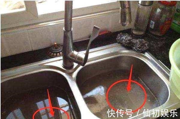 下水道被油污糊死了,用热水冲最不明智,这几个妙招教给你