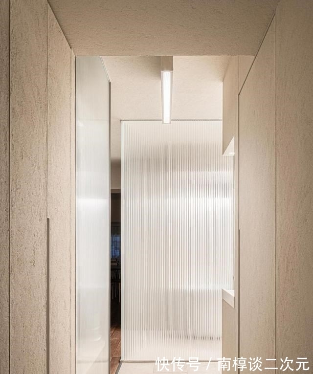 客餐厅|56㎡四室公寓,空间全打通长虹玻璃做隔墙,改成开放一居室更安逸