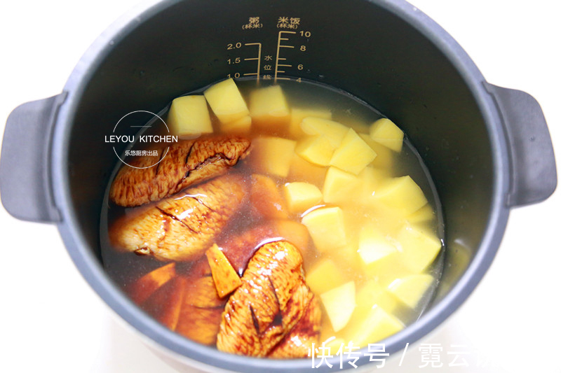 夏天的懒人焖饭,不用炒,所有料直接下锅,鸡翅嫩滑,米饭入味