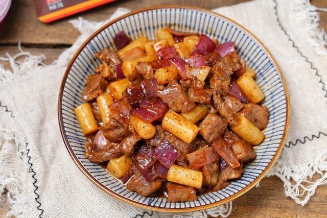 强身健体|牛肉和年糕是最佳搭档，一个鲜嫩一个软糯，营养丰富好吃到舔盘底