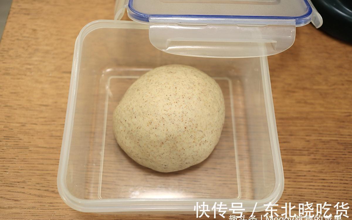 20%的黑全麦面包，颜值和营养都有了，造型很独特，口感很暄软