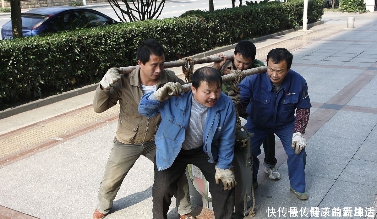 艰辛|考上大专的儿子,要求每月生活费3000,妈妈的一句话,儿子沉默了